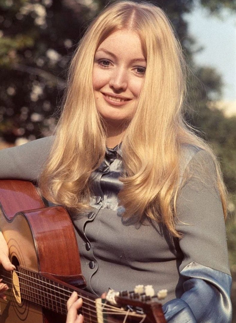 Mary Hopkin performs “If You Love Me” in 1970.