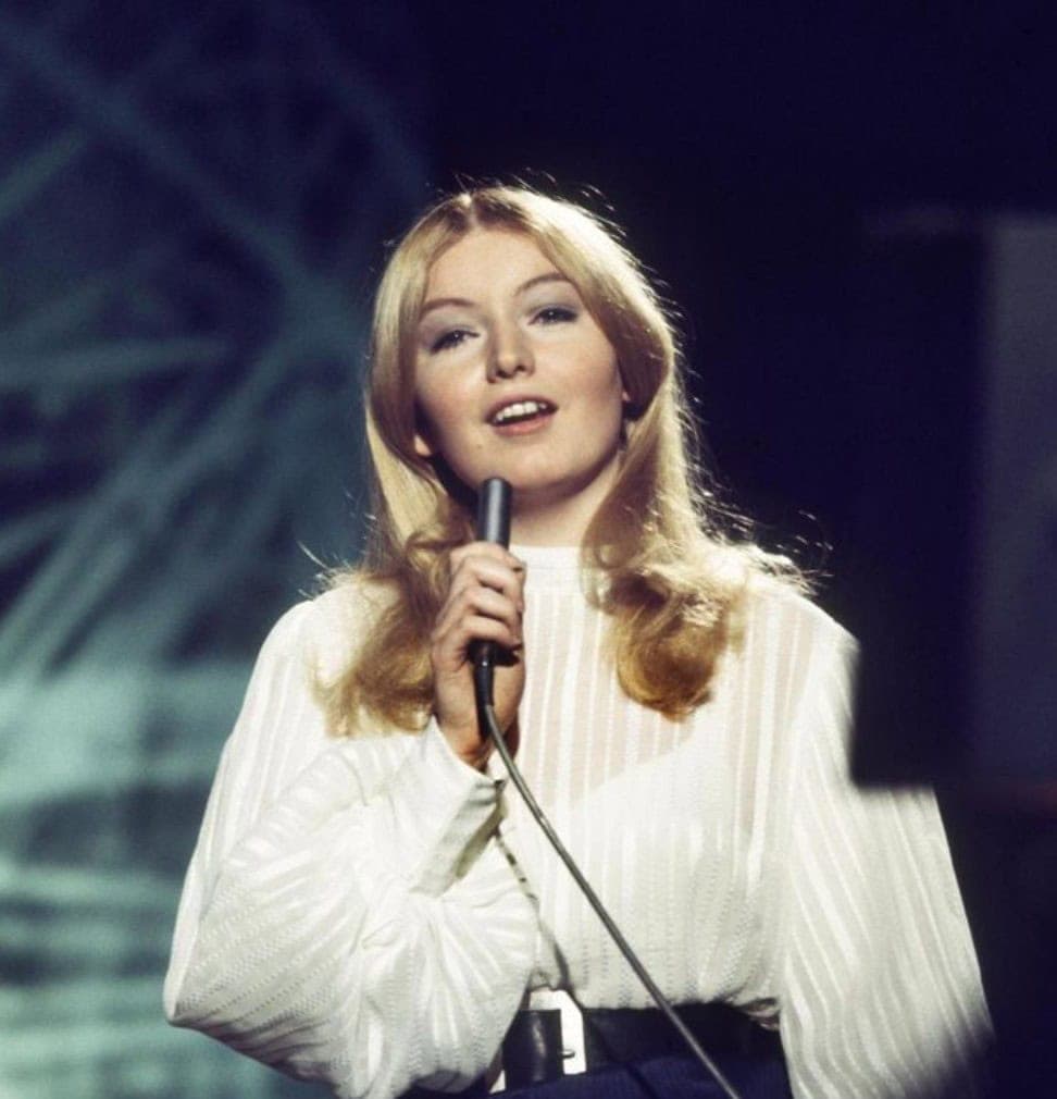 Mary Hopkin performs “If You Love Me” in 1970.